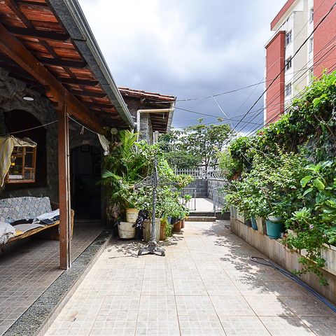 Casa à venda com 316m², 5 quartos e 2 vagas Casa à venda com 316m², 5 quartos e 2 vagasÁrea externa