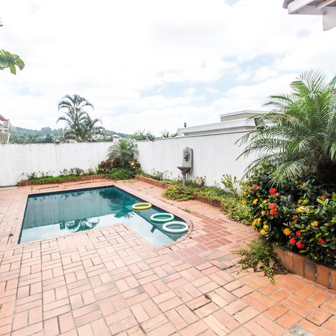 Casa de condomínio à venda com 355m², 3 quartos e 2 vagas Casa de condomínio à venda com 355m², 3 quartos e 2 vagasPiscina
