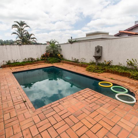 Casa de condomínio à venda com 355m², 3 quartos e 2 vagas Casa de condomínio à venda com 355m², 3 quartos e 2 vagasPiscina