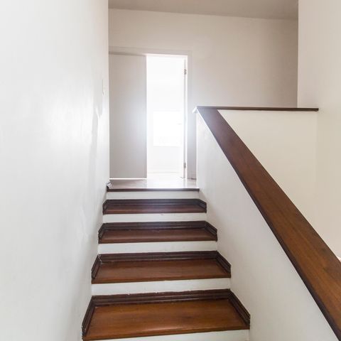 Casa de condomínio à venda com 355m², 3 quartos e 2 vagas Casa de condomínio à venda com 355m², 3 quartos e 2 vagasEscada