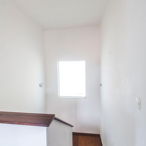 Casa de condomínio à venda com 355m², 3 quartos e 2 vagas Casa de condomínio à venda com 355m², 3 quartos e 2 vagasEscada