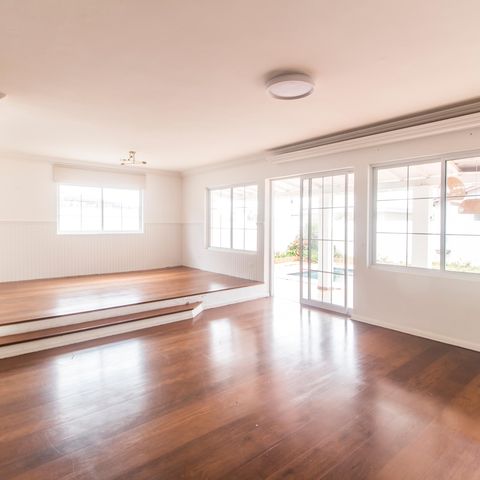 Casa de condomínio à venda com 355m², 3 quartos e 2 vagas Casa de condomínio à venda com 355m², 3 quartos e 2 vagasSala