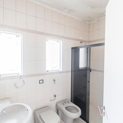 Casa de condomínio à venda com 355m², 3 quartos e 2 vagas Casa de condomínio à venda com 355m², 3 quartos e 2 vagasBanheiro da Suíte