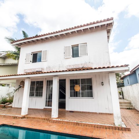 Casa de condomínio à venda com 355m², 3 quartos e 2 vagas Casa de condomínio à venda com 355m², 3 quartos e 2 vagasFachada