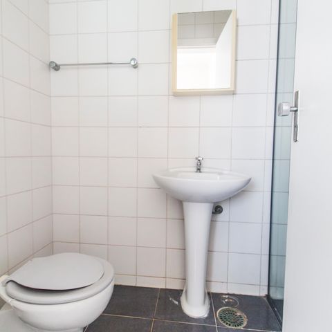 Casa de condomínio à venda com 355m², 3 quartos e 2 vagas Casa de condomínio à venda com 355m², 3 quartos e 2 vagasBanheiro de serviço