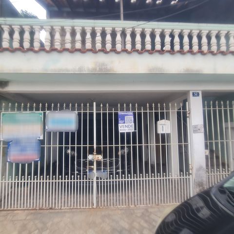 Casa à venda com 350m², 6 quartos e 2 vagasFachada do imóvel com placa QuintoAndar