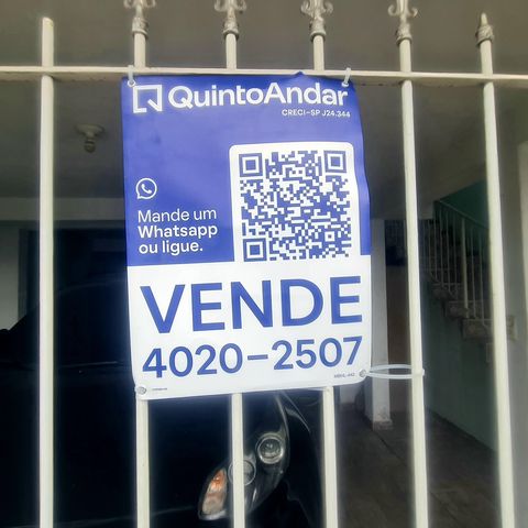 Casa à venda com 350m², 6 quartos e 2 vagasFachada do imóvel com placa QuintoAndar