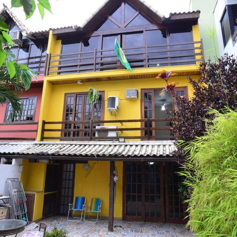 Casa de condomínio à venda com 250m², 3 quartos e 2 vagas Casa de condomínio à venda com 250m², 3 quartos e 2 vagasFachada