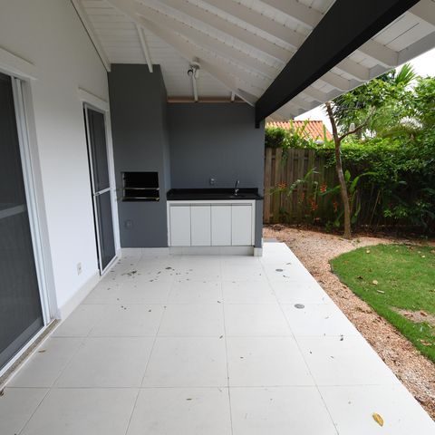 Casa de condomínio para alugar com 220m², 3 quartos e 4 vagasVaranda