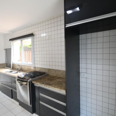 Casa de condomínio para alugar com 220m², 3 quartos e 4 vagasCozinha