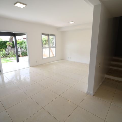 Casa de condomínio para alugar com 220m², 3 quartos e 4 vagasSala 1