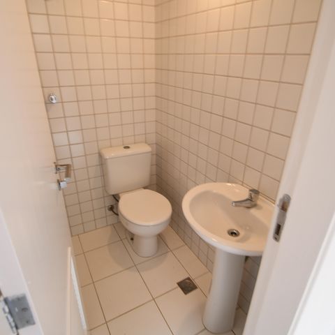 Casa de condomínio para alugar com 220m², 3 quartos e 4 vagasBanheiro de serviço