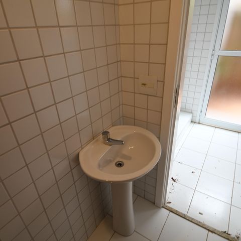 Casa de condomínio para alugar com 220m², 3 quartos e 4 vagasBanheiro de serviço