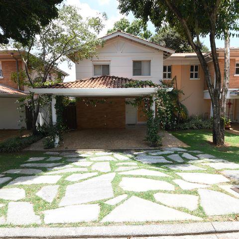 Casa de condomínio para alugar com 220m², 3 quartos e 4 vagasFachada
