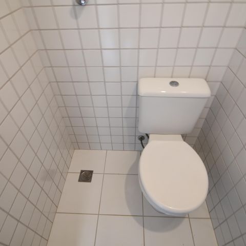 Casa de condomínio para alugar com 220m², 3 quartos e 4 vagasBanheiro de serviço