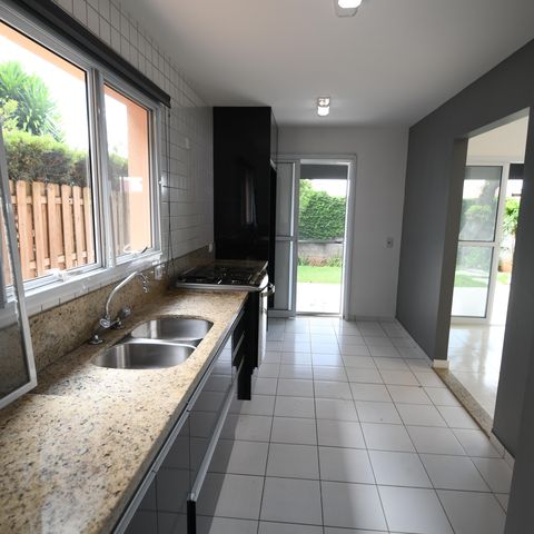Casa de condomínio para alugar com 220m², 3 quartos e 4 vagasCozinha