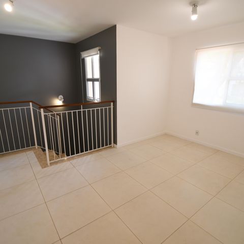 Casa de condomínio para alugar com 220m², 3 quartos e 4 vagasSala 2