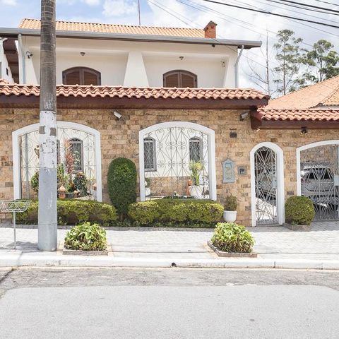 Casa à venda com 280m², 4 quartos e 8 vagasFachada 