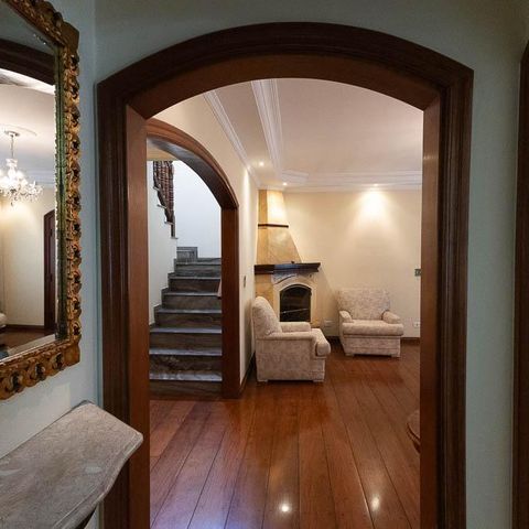 Casa à venda com 280m², 4 quartos e 8 vagasHall