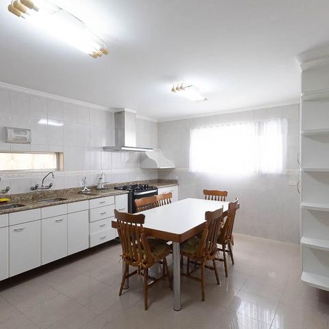 Casa à venda com 280m², 4 quartos e 8 vagasCozinha - Armários