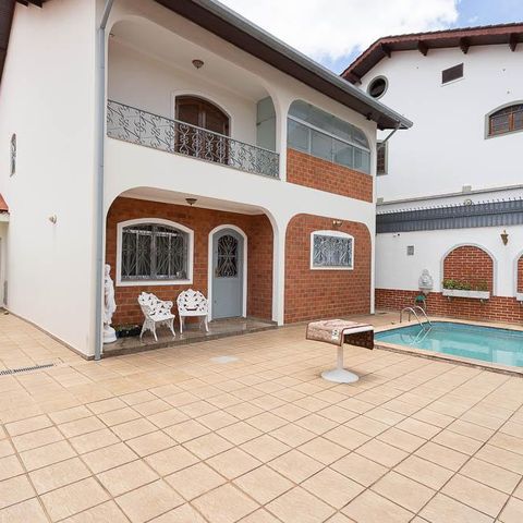 Casa à venda com 280m², 4 quartos e 8 vagasÁrea comum - Piscina / Garagem