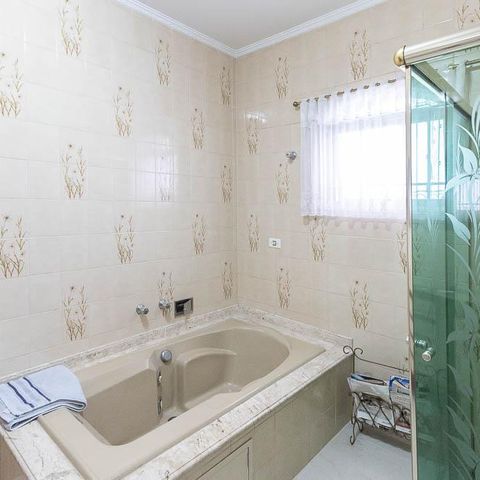 Casa à venda com 280m², 4 quartos e 8 vagasBanheiro da Suíte
