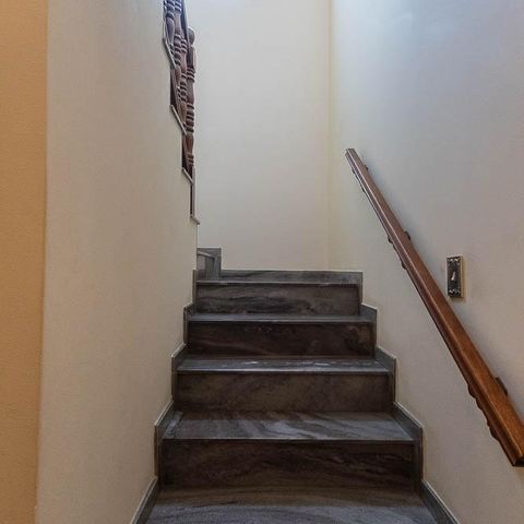 Casa à venda com 280m², 4 quartos e 8 vagasEscada 