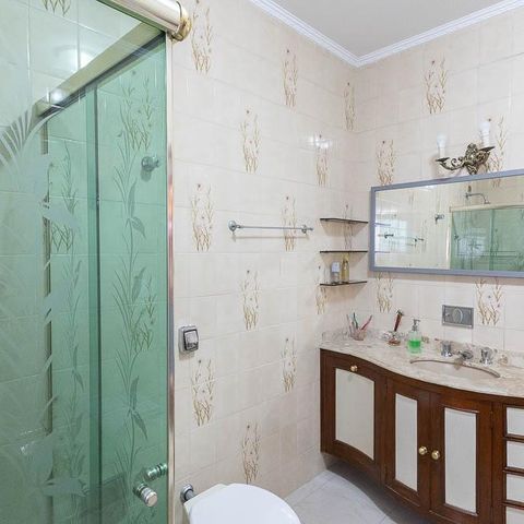 Casa à venda com 280m², 4 quartos e 8 vagasBanheiro da Suíte