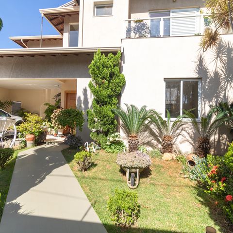 Casa à venda com 254m², 3 quartos e 2 vagasFachada