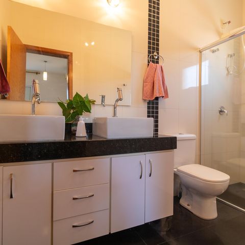 Casa à venda com 254m², 3 quartos e 2 vagasBanheiro da Suíte