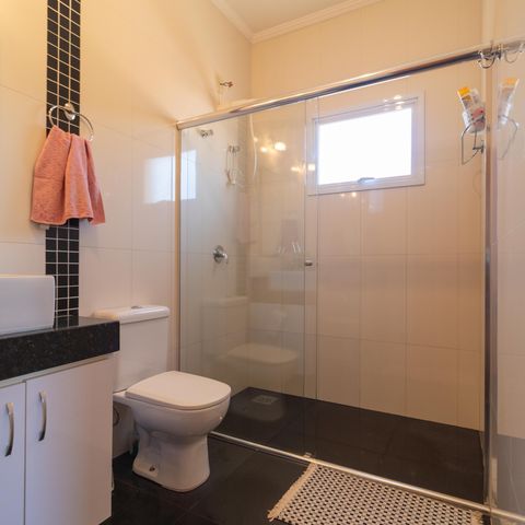 Casa à venda com 254m², 3 quartos e 2 vagasBanheiro da Suíte
