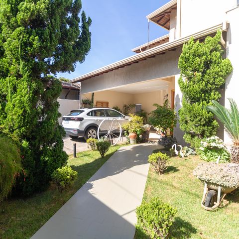 Casa à venda com 254m², 3 quartos e 2 vagasFachada