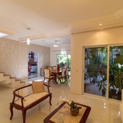 Casa à venda com 254m², 3 quartos e 2 vagasSalas