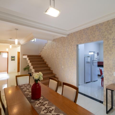 Casa à venda com 254m², 3 quartos e 2 vagasSalas