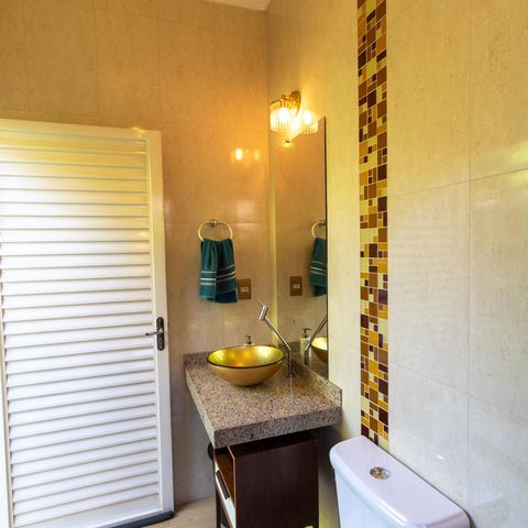 Casa à venda com 254m², 3 quartos e 2 vagasBanheiro externo
