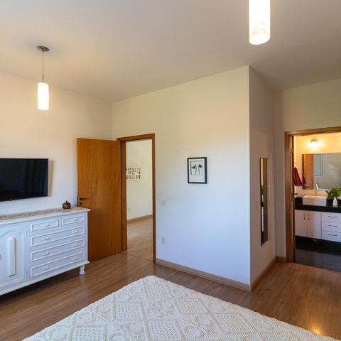 Casa à venda com 254m², 3 quartos e 2 vagasSuíte