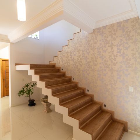 Casa à venda com 254m², 3 quartos e 2 vagasEscada