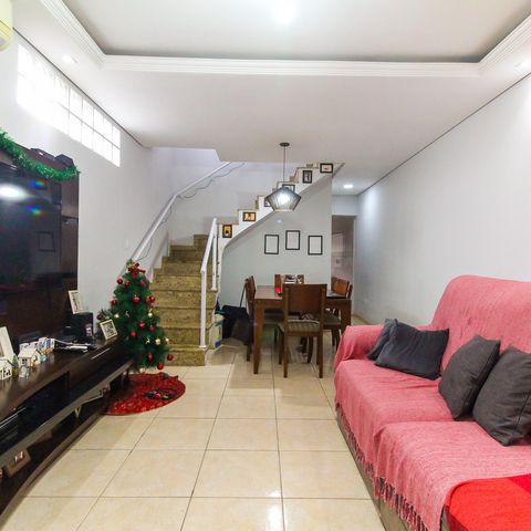 Casa à venda com 130m², 3 quartos e 2 vagas Casa à venda com 130m², 3 quartos e 2 vagasSala