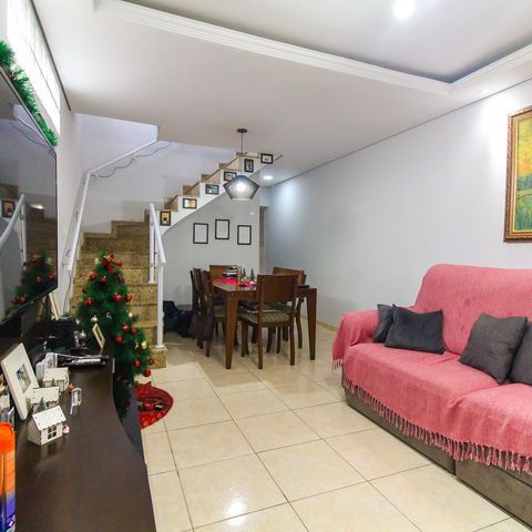 Casa à venda com 130m², 3 quartos e 2 vagas Casa à venda com 130m², 3 quartos e 2 vagasSala