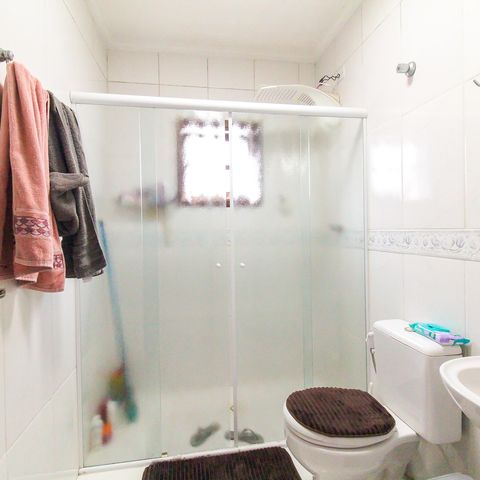 Casa à venda com 130m², 3 quartos e 2 vagas Casa à venda com 130m², 3 quartos e 2 vagasBanheiro