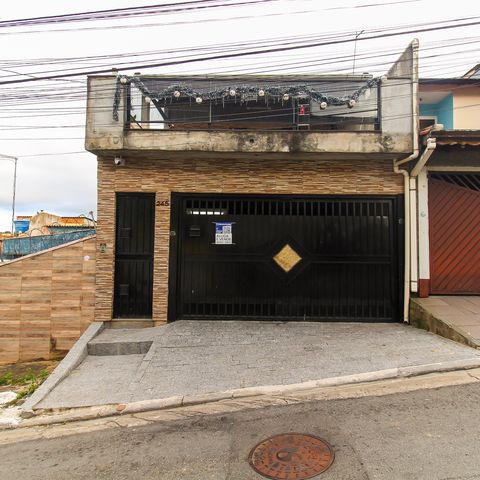 Casa à venda com 130m², 3 quartos e 2 vagas Casa à venda com 130m², 3 quartos e 2 vagasFachada + Placa
