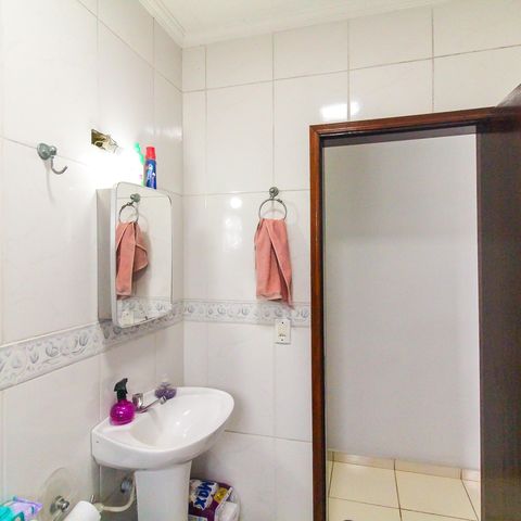 Casa à venda com 130m², 3 quartos e 2 vagas Casa à venda com 130m², 3 quartos e 2 vagasBanheiro