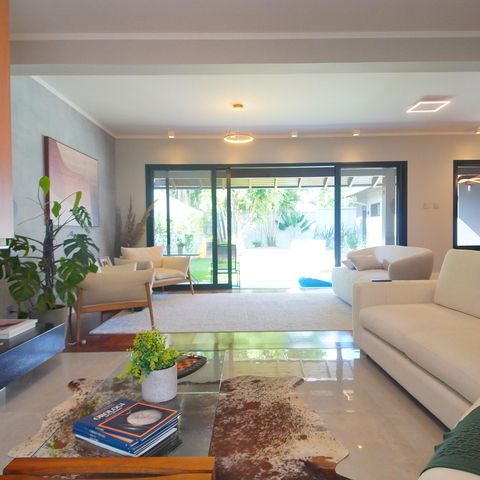 Casa à venda com 292m², 4 quartos e 4 vagasSala