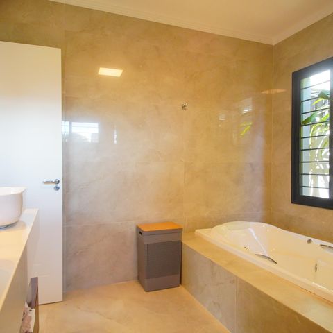 Casa à venda com 292m², 4 quartos e 4 vagasBanheiro da Suíte