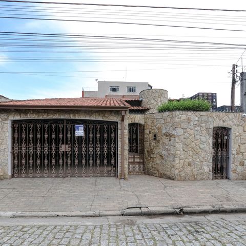 Casa para alugar com 330m², 3 quartos e 2 vagas Casa para alugar com 330m², 3 quartos e 2 vagasFachada