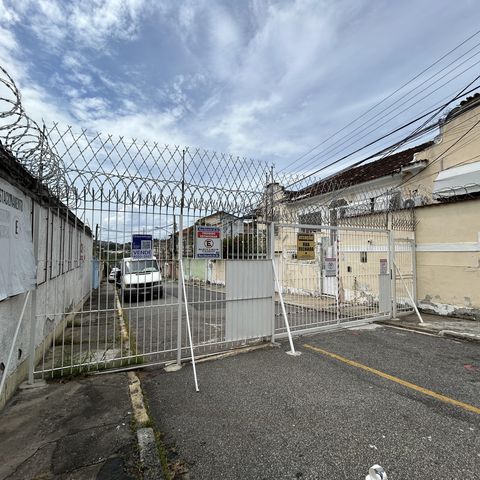 Casa à venda com 250m², 4 quartos e 5 vagasFachada + plaquinha