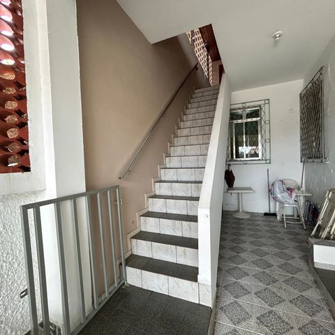 Casa à venda com 250m², 4 quartos e 5 vagasEscada
