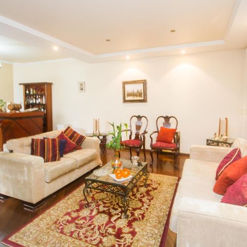 Casa à venda com 383m², 4 quartos e 3 vagas