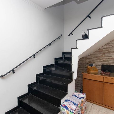 Casa à venda com 111m², 2 quartos e 1 vaga Casa à venda com 111m², 2 quartos e 1 vagaEscada