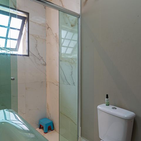 Casa à venda com 230m², 4 quartos e 2 vagas Casa à venda com 230m², 4 quartos e 2 vagasBanheiro 2